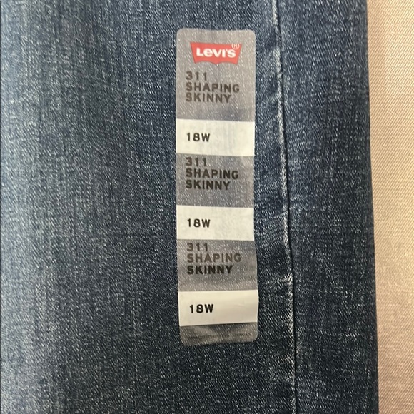 Levi’s 311 Shaping Skinny Capris woman’s sz 18W - Picture 2 of 5
